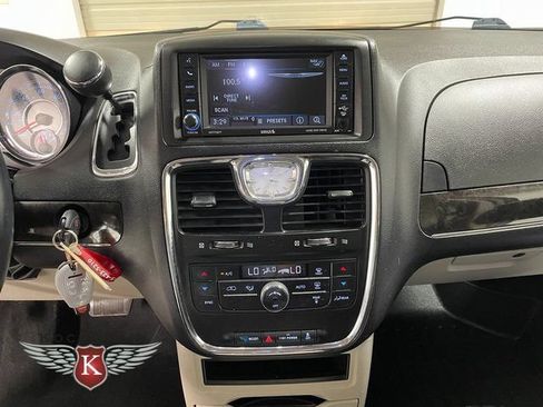 Used 2015 Chrysler Town & Country Touring FWD image 17