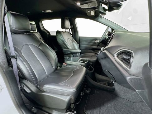 Used 2025 Chrysler Pacifica Select image 28