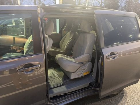 Used 2014 Toyota Sienna LE image 24