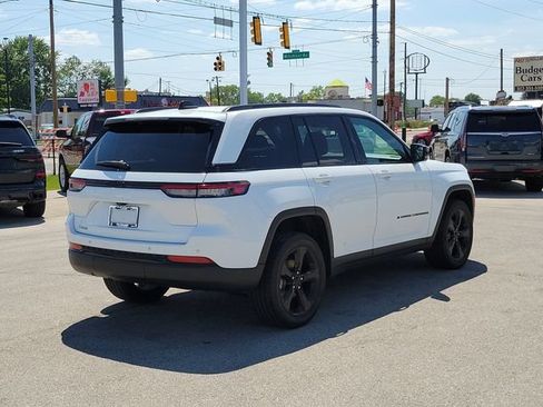 Used 2023 Jeep Grand Cherokee Altitude RWD image 6