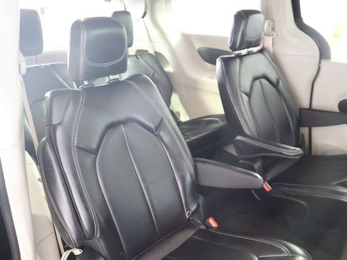 Used 2024 Chrysler Pacifica Touring-L FWD image 49