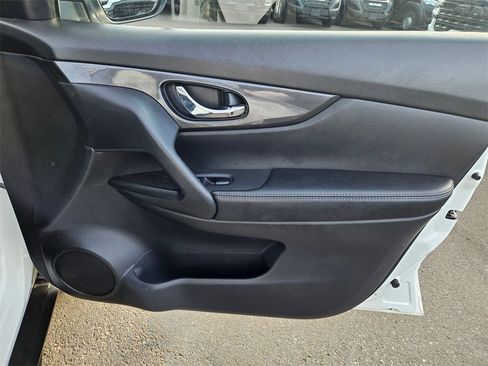 Used 2017 Nissan Rogue SV w/ Sun & Sound Touring Package image 17