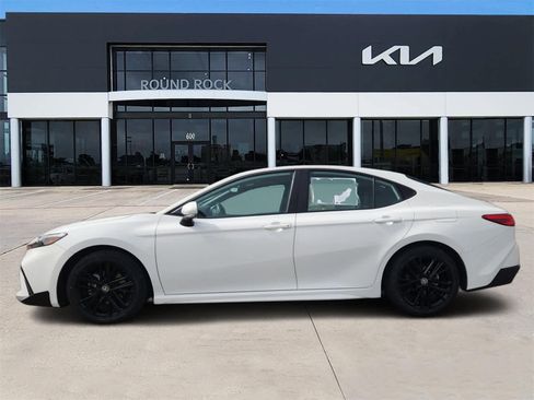 Used 2025 Toyota Camry SE image 4