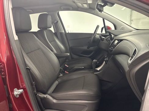 Used 2022 Chevrolet Trax LT w/ LT Convenience Package image 23