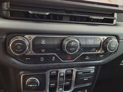 Used 2025 Jeep Gladiator Rubicon AWD/4WD image 19