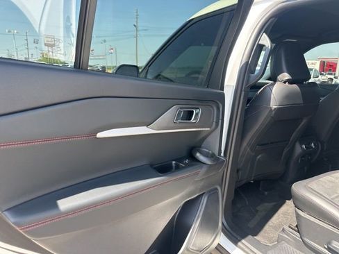 Used 2025 Ford Explorer ST image 31