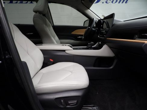 Used 2025 Toyota Grand Highlander AWD image 27