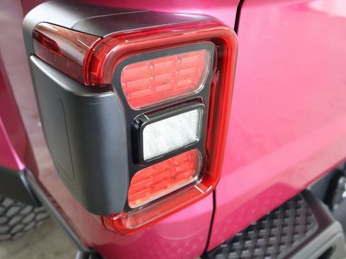 Used 2024 Jeep Gladiator Sport image 31