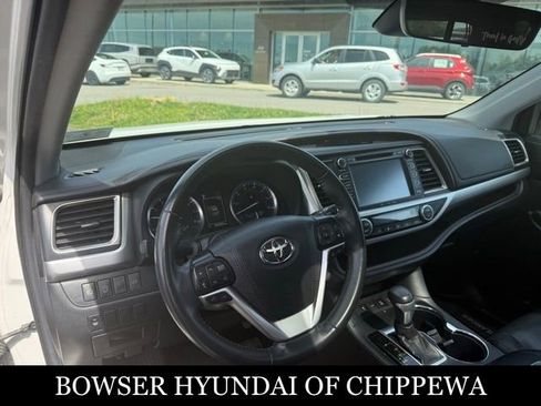 Used 2019 Toyota Highlander XLE AWD/4WD image 3