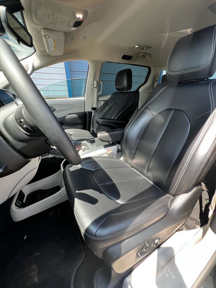 Used 2023 Chrysler Pacifica Touring-L FWD image 18