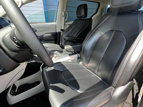 Used 2023 Chrysler Pacifica Touring-L FWD image 18