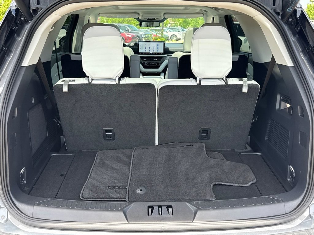 Used 2025 Ford Explorer Platinum w/ Ultimate Package AWD/4WD image 5