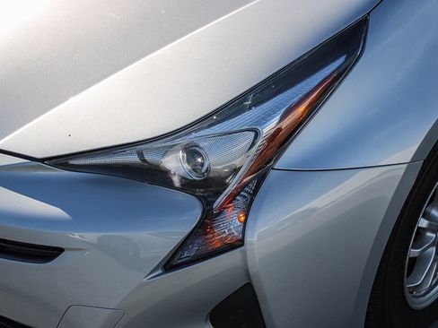 Used 2016 Toyota Prius Four image 5