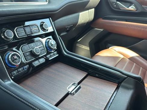 Used 2023 GMC Yukon XL Denali Ultimate image 12