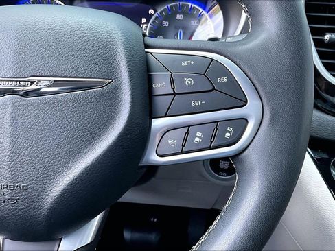 Used 2024 Chrysler Pacifica Touring-L image 22