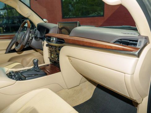 Used 2018 Lexus LX 570 4WD image 17