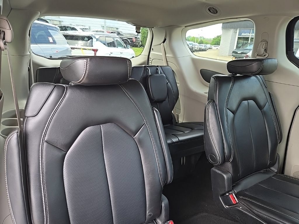 Used 2023 Chrysler Pacifica Touring-L FWD image 33