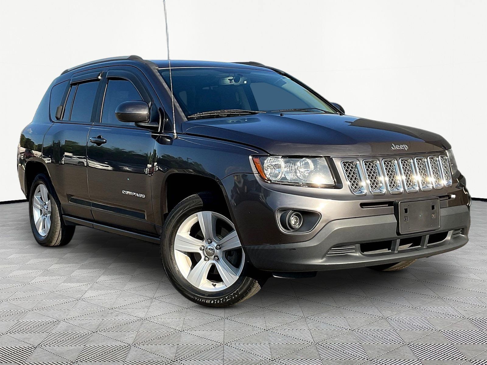 Used 2017 Jeep Compass Latitude AWD/4WD image 3