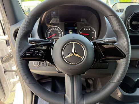Used 2025 Mercedes-Benz Sprinter 2500 image 18