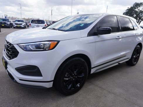 Certified 2024 Ford Edge SE w/ Black Appearance Package image 3