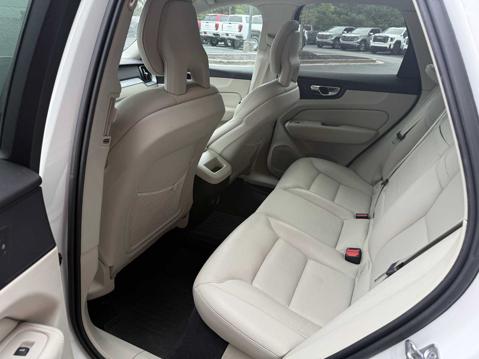 Used 2018 Volvo XC60 T5 Momentum w/ Convenience Package AWD/4WD image 3