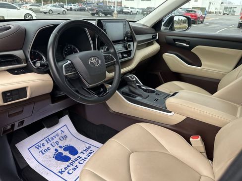 Certified 2020 Toyota Highlander XLE image 28