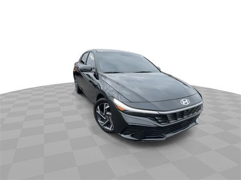 Used 2024 Hyundai Elantra Limited image 3