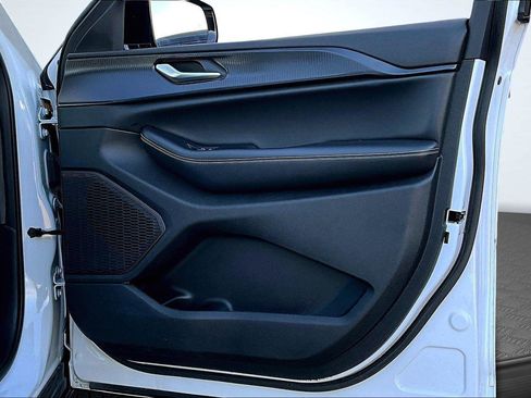 Used 2023 Jeep Grand Cherokee L Laredo image 24