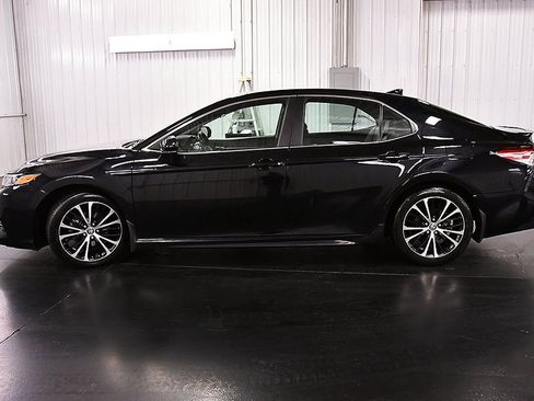Used 2020 Toyota Camry SE image 4