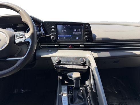 Used 2022 Hyundai Elantra SEL w/ Convenience Package FWD image 11
