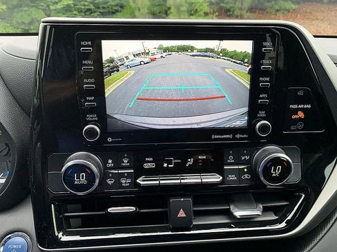 Used 2022 Toyota Highlander LE AWD/4WD image 14