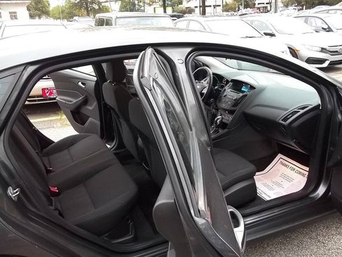 Used 2016 Ford Focus SE w/ SE Cold Weather Package FWD image 7