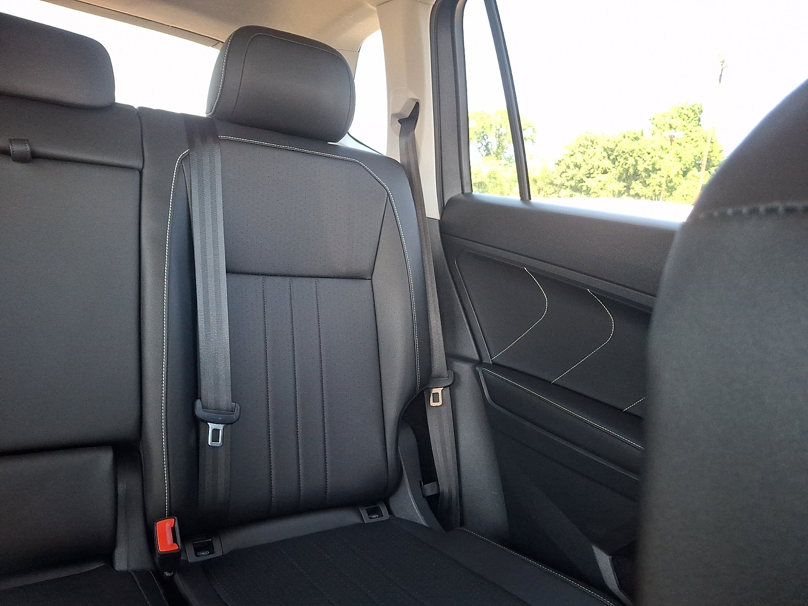 Used 2024 Volkswagen Tiguan SE AWD/4WD image 16