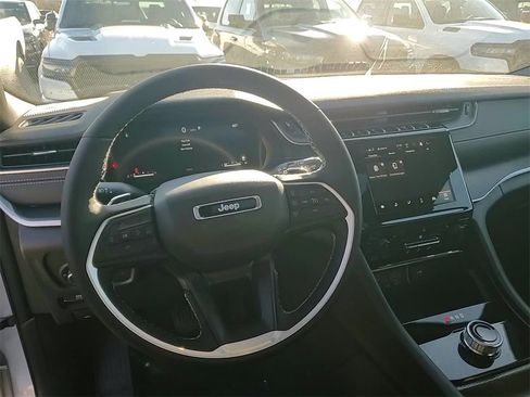 New 2025 Jeep Grand Cherokee Altitude image 19