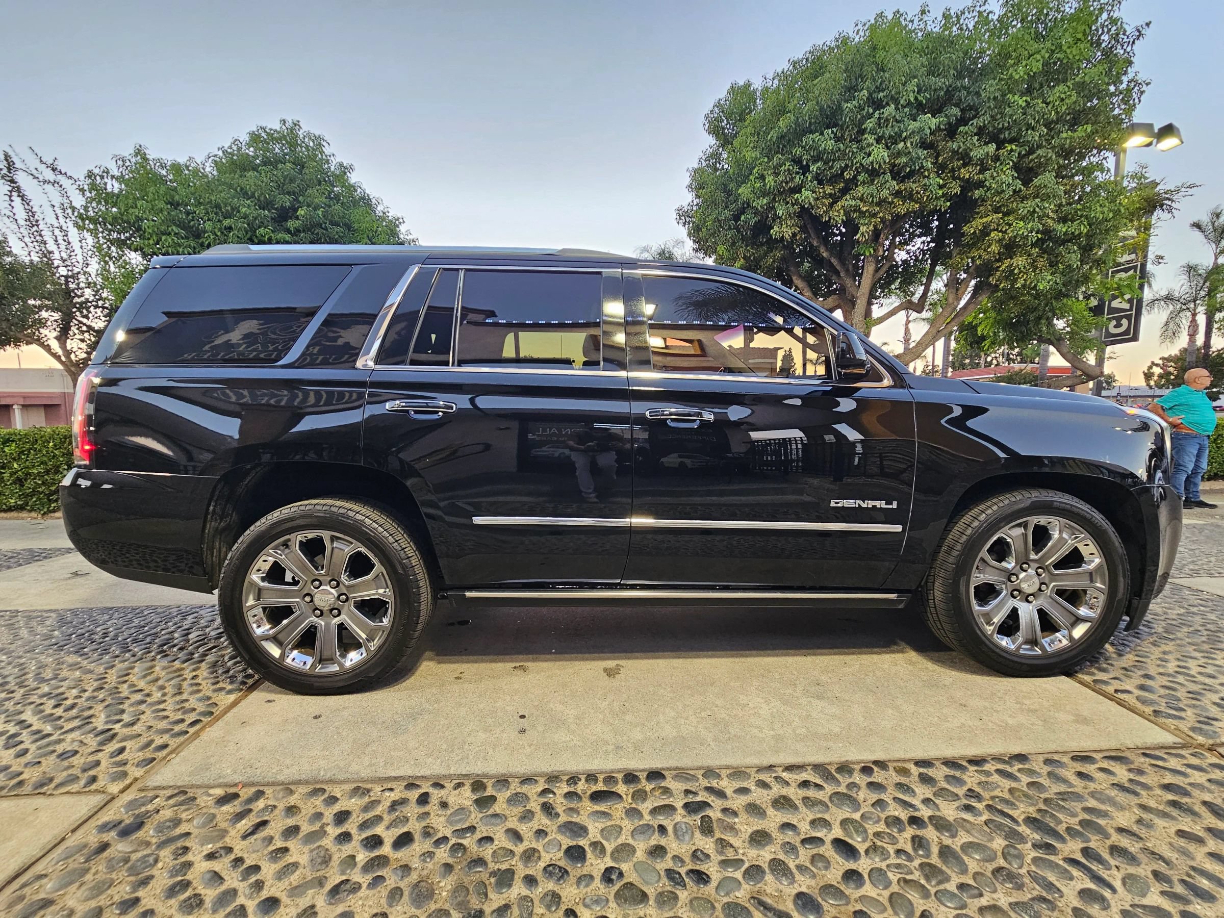 Used 2015 GMC Yukon Denali w/ Premium Package RWD image 4