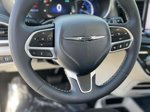 Used 2022 Chrysler Pacifica Touring-L image 47