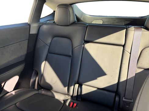 Used 2023 Tesla Model Y Performance image 5