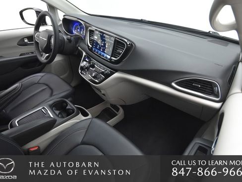 Used 2024 Chrysler Pacifica Touring-L image 31