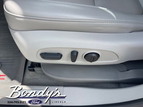 Used 2023 GMC Acadia SLT w/ Technology Package image 12