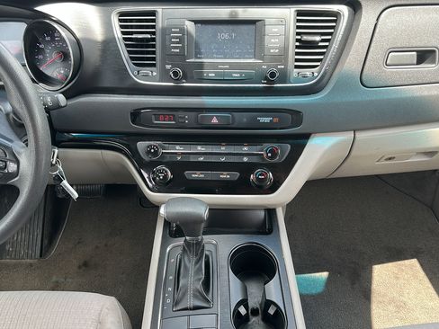 Used 2018 Kia Sedona L FWD image 12