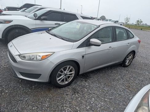Used 2018 Ford Focus SE FWD image 1