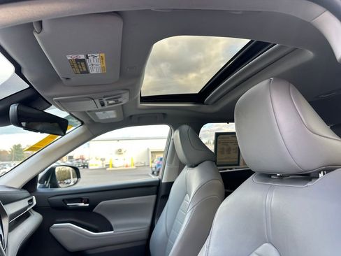 Used 2021 Toyota Highlander XLE image 27