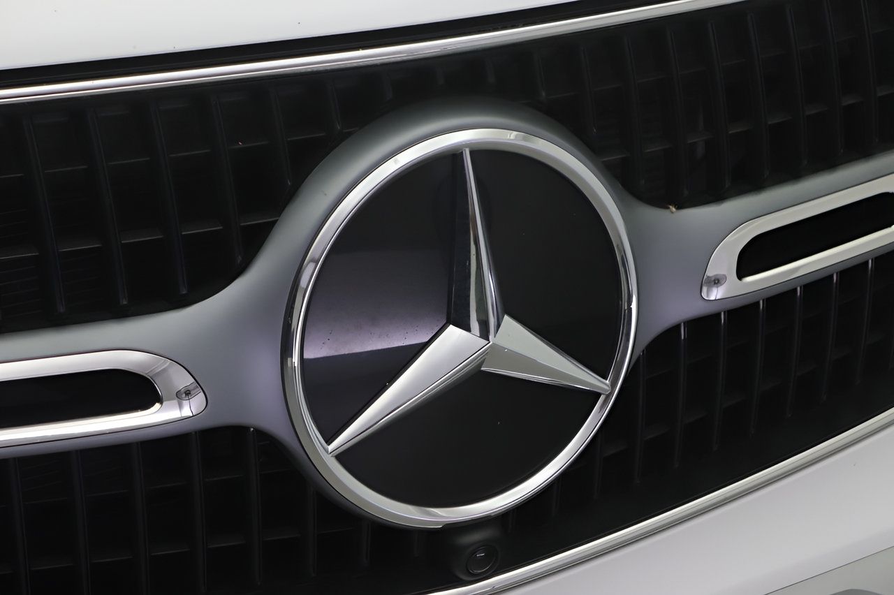 Used 2025 Mercedes-Benz GLC 350e 4MATIC image 26