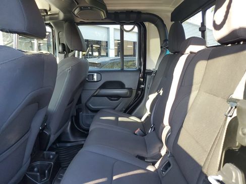 Used 2023 Jeep Gladiator Overland AWD/4WD image 10