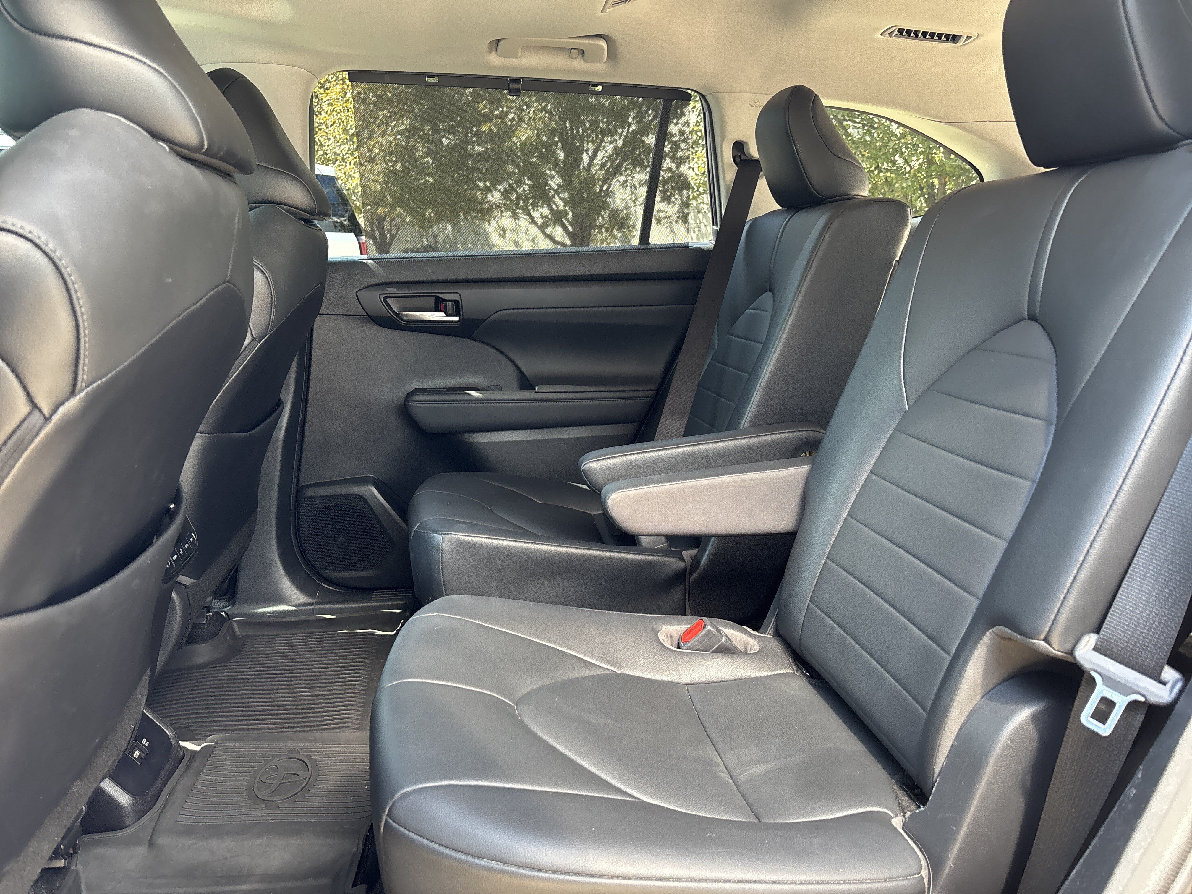 Used 2020 Toyota Highlander XLE AWD/4WD image 27