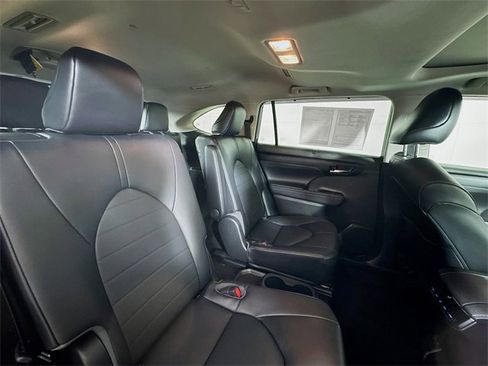 Used 2022 Toyota Highlander XLE image 32