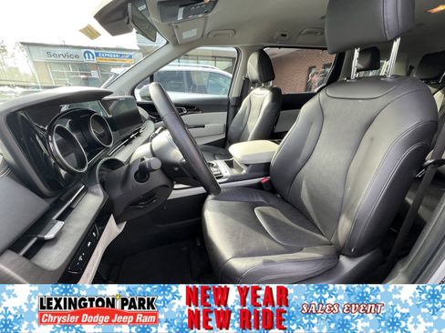 Used 2024 Kia Carnival EX image 20