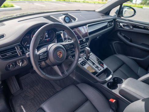Certified 2026 Porsche Macan AWD/4WD image 4
