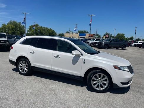 Used 2014 Lincoln MKT FWD image 2