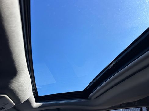 Used 2021 Toyota Highlander XLE image 23